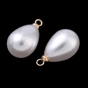 Vedhæng dråbe i perlelook. Forgyldt. Off-white. 17 mm. 1 stk.